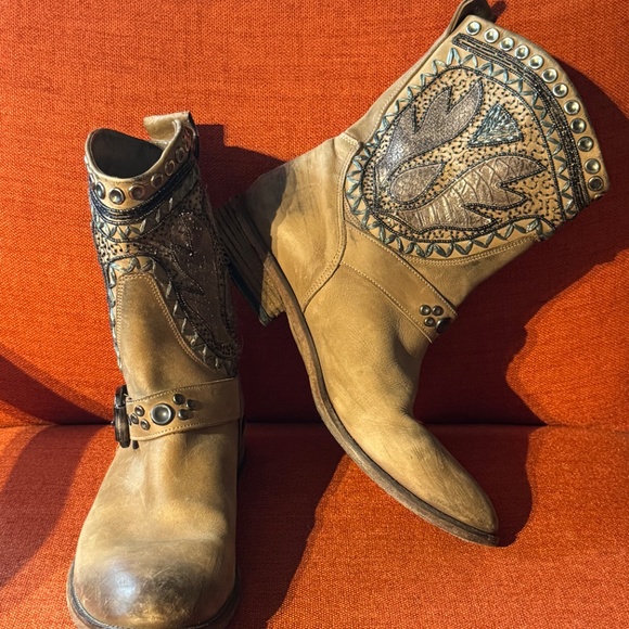 Embroidered Italian Leather Studded Western Boot in Tan Size 40 - Picture 3 of 16